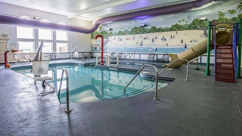 <b>Quality Inn & Suites Pool</b>. Images powered by <a href="https://iceportal.shijigroup.com/" title="IcePortal" target="_blank">IcePortal</a>.