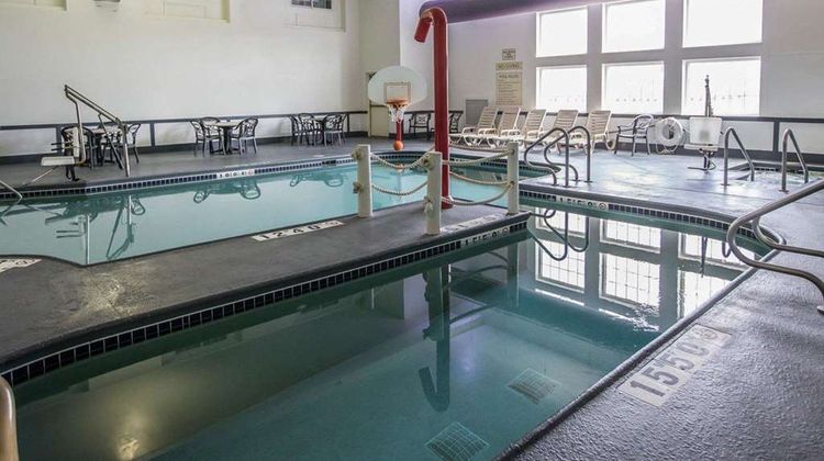 Quality Inn & Suites Pool