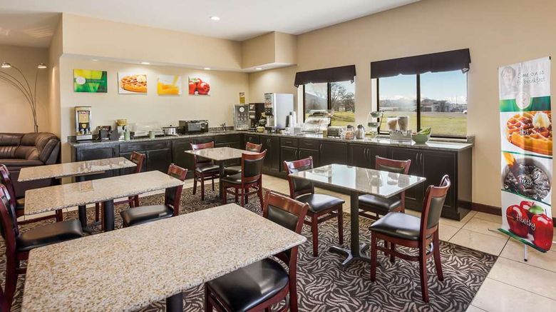 <b>Quality Inn & Suites Restaurant</b>. Images powered by <a href="https://iceportal.shijigroup.com/" title="IcePortal" target="_blank">IcePortal</a>.