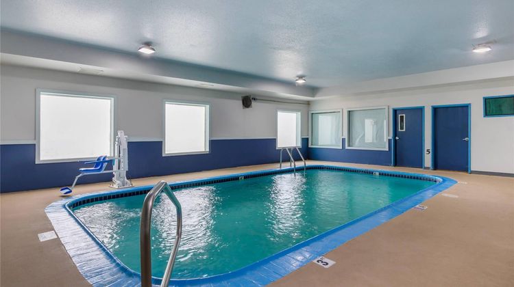 Quality Inn & Suites Pool