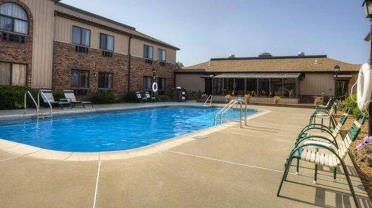 Quality Inn and Suites Marion Pool