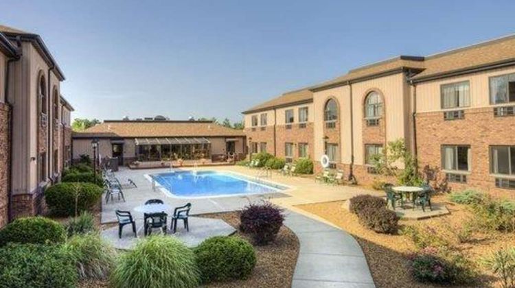 Quality Inn and Suites Marion Pool