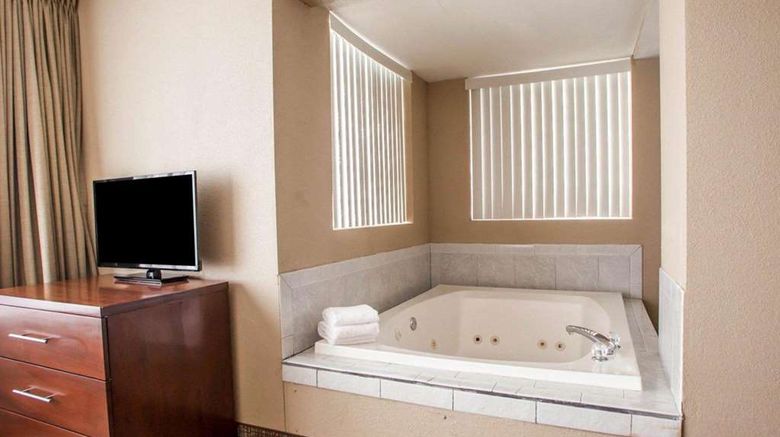 <b>Quality Inn & Suites Suite</b>. Images powered by <a href="https://iceportal.shijigroup.com/" title="IcePortal" target="_blank">IcePortal</a>.