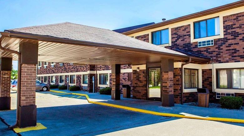 <b>Quality Inn & Suites Champaign Exterior</b>. Images powered by <a href="https://iceportal.shijigroup.com/" title="IcePortal" target="_blank">IcePortal</a>.