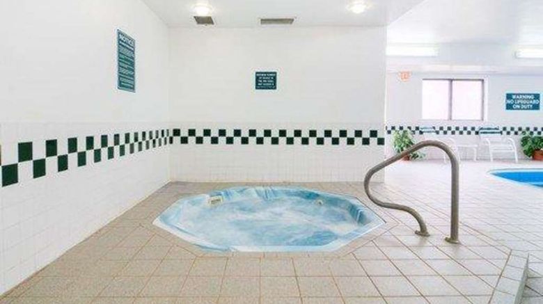 <b>Comfort Inn Pool</b>. Images powered by <a href="https://iceportal.shijigroup.com/" title="IcePortal" target="_blank">IcePortal</a>.