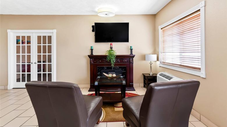 <b>Quality Inn and Suites Lobby</b>. Images powered by <a href="https://iceportal.shijigroup.com/" title="IcePortal" target="_blank">IcePortal</a>.
