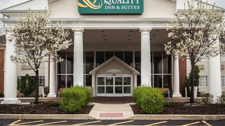 Quality Inn & Suites St Charles Exterior
