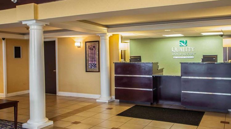 Quality Inn & Suites St Charles Lobby