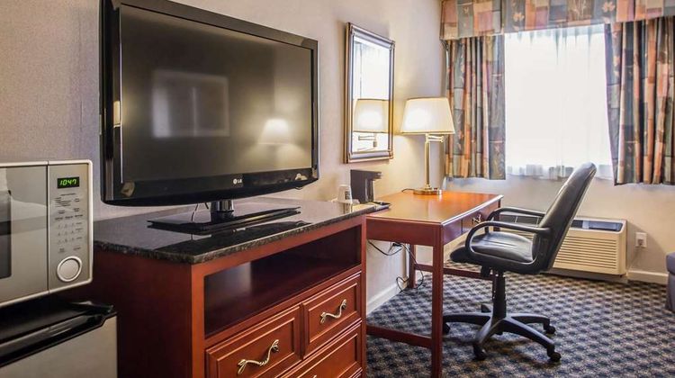 Quality Inn & Suites St Charles Room