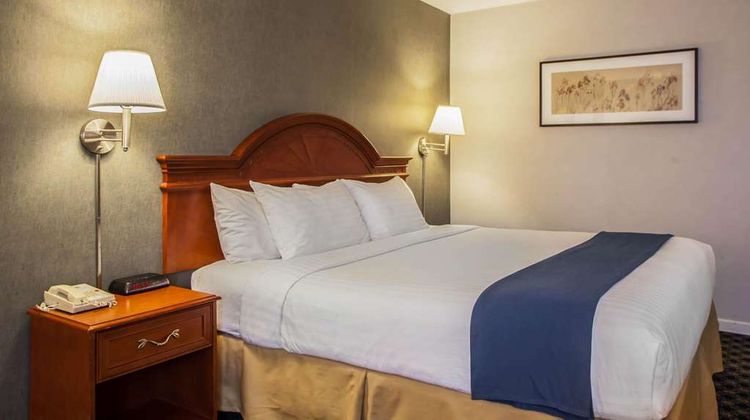 Quality Inn & Suites St Charles Room