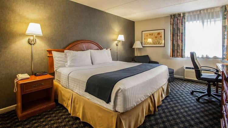Quality Inn & Suites St Charles Suite