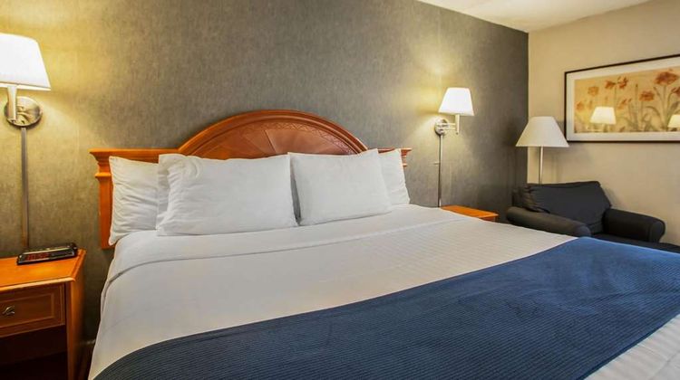 Quality Inn & Suites St Charles Suite