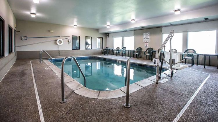 Quality Inn & Suites Pool