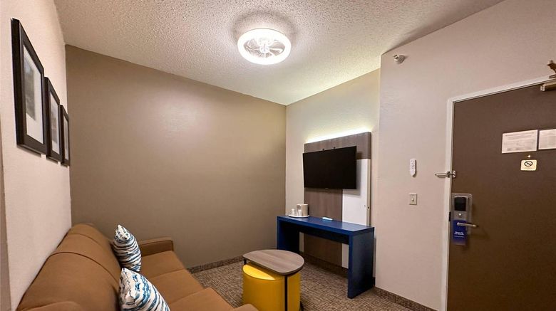 <b>Comfort Inn & Suites Geneva/West Chicago Suite</b>. Images powered by <a href="https://iceportal.shijigroup.com/" title="IcePortal" target="_blank">IcePortal</a>.