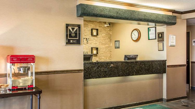 Quality Inn Chicago-Elgin Lobby