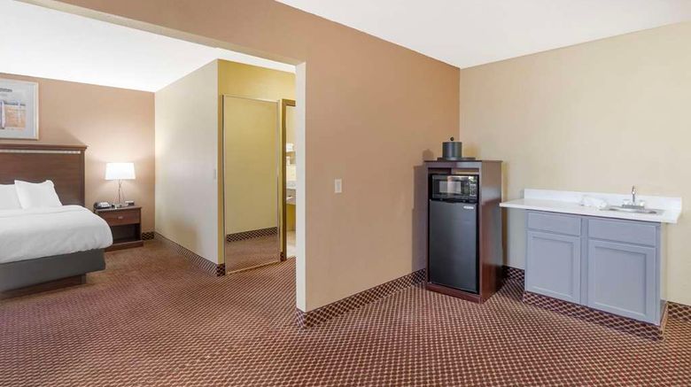 <b>Quality Inn & Suites Suite</b>. Images powered by <a href="https://iceportal.shijigroup.com/" title="IcePortal" target="_blank">IcePortal</a>.