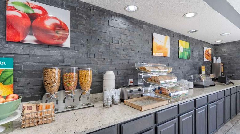 <b>Quality Inn & Suites Restaurant</b>. Images powered by <a href="https://iceportal.shijigroup.com/" title="IcePortal" target="_blank">IcePortal</a>.