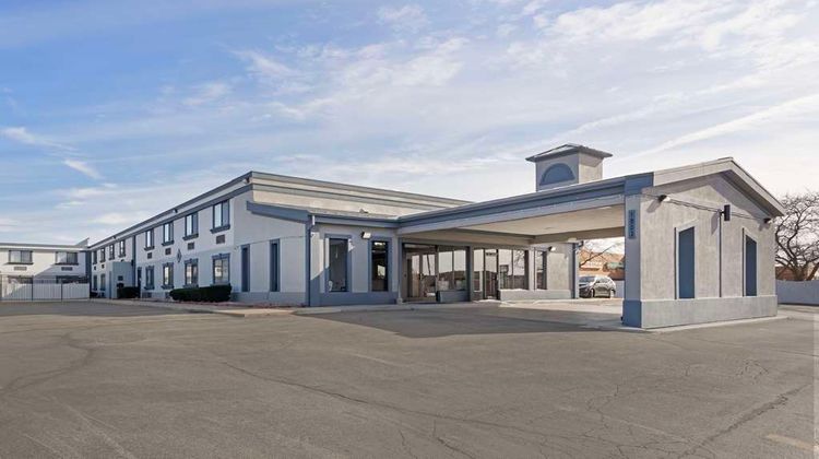 Quality Inn & Suites Exterior