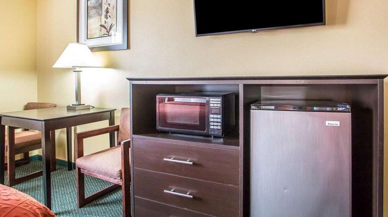 <b>Quality Inn Room</b>. Images powered by <a href="https://iceportal.shijigroup.com/" title="IcePortal" target="_blank">IcePortal</a>.
