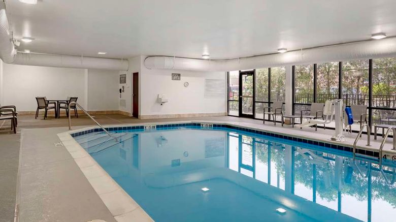 <b>Comfort Suites, Elgin Pool</b>. Images powered by <a href="https://iceportal.shijigroup.com/" title="IcePortal" target="_blank">IcePortal</a>.