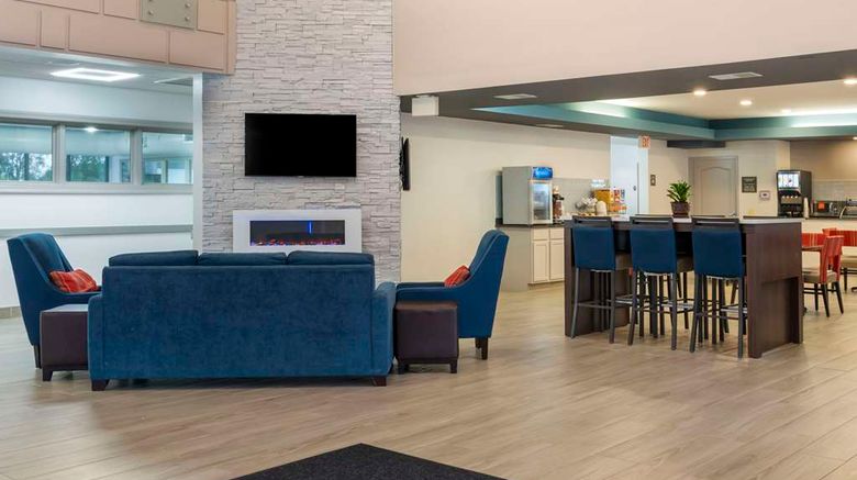 <b>Comfort Suites, Elgin Lobby</b>. Images powered by <a href="https://iceportal.shijigroup.com/" title="IcePortal" target="_blank">IcePortal</a>.