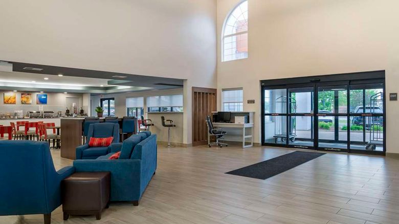 <b>Comfort Suites, Elgin Lobby</b>. Images powered by <a href="https://iceportal.shijigroup.com/" title="IcePortal" target="_blank">IcePortal</a>.