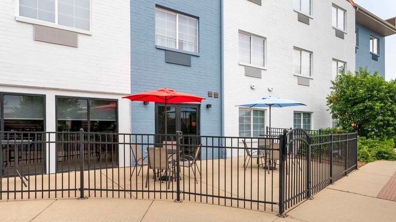 <b>Comfort Suites, Elgin Exterior</b>. Images powered by <a href="https://iceportal.shijigroup.com/" title="IcePortal" target="_blank">IcePortal</a>.