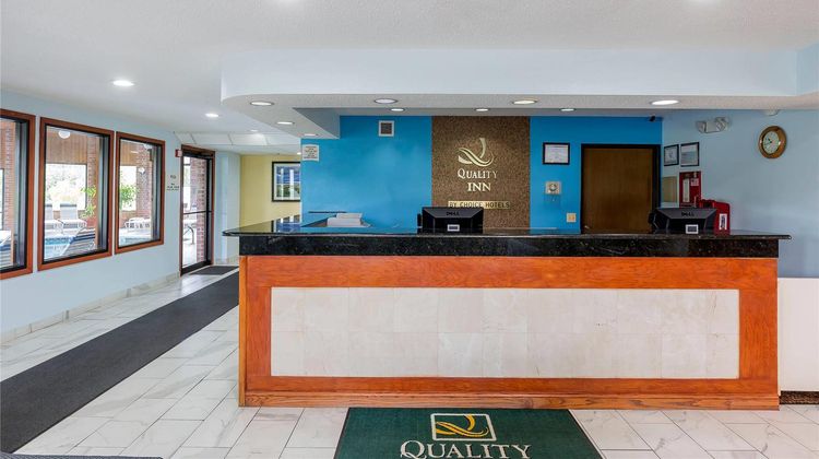 Quality Inn Sycamore Lobby