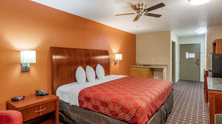 Econo Lodge Inn and Suites Room