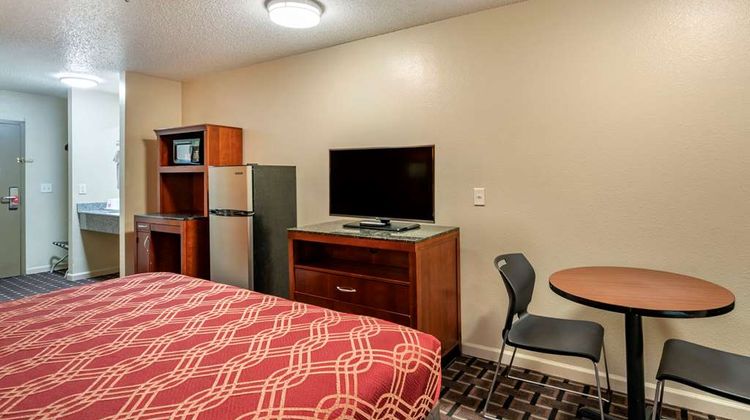 Econo Lodge Inn and Suites Room