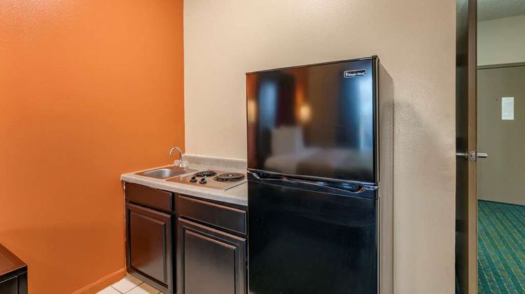Econo Lodge Inn and Suites Room