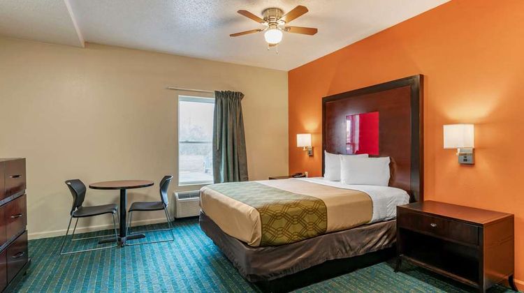 Econo Lodge Inn and Suites Room