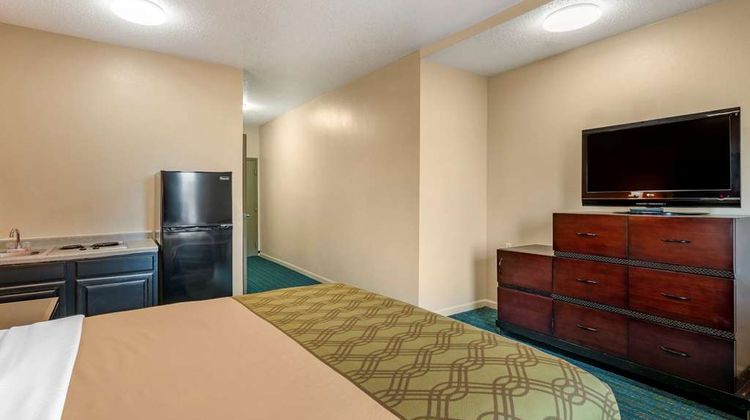 Econo Lodge Inn and Suites Room