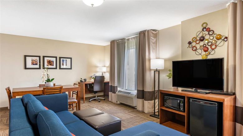 <b>Comfort Suites Urbana/Champaign Suite</b>. Images powered by <a href="https://iceportal.shijigroup.com/" title="IcePortal" target="_blank">IcePortal</a>.