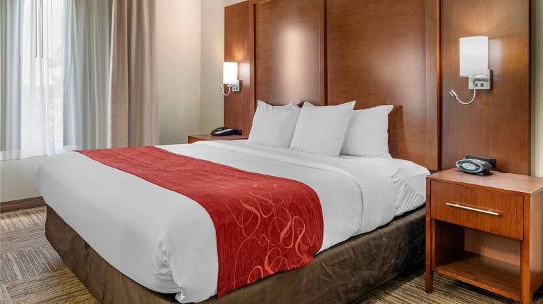 <b>Comfort Suites Urbana/Champaign Suite</b>. Images powered by <a href="https://iceportal.shijigroup.com/" title="IcePortal" target="_blank">IcePortal</a>.