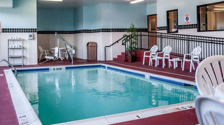 Quality Inn & Suites Cahokia Pool