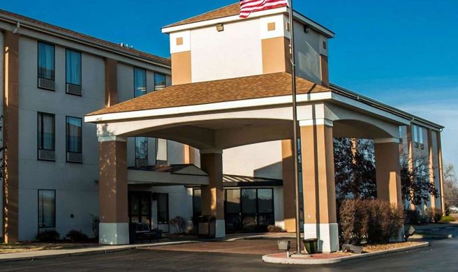 Quality Inn & Suites Cahokia Exterior
