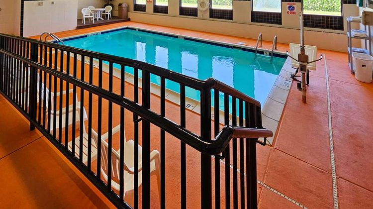 Quality Inn & Suites Cahokia Pool