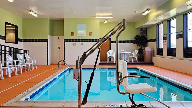 Quality Inn & Suites Cahokia Pool