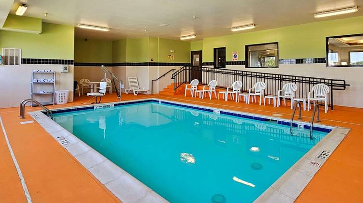 Quality Inn & Suites Cahokia Pool