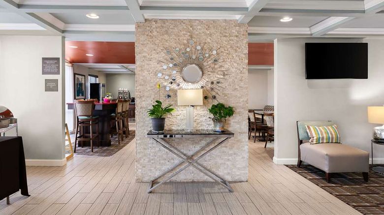 <b>Comfort Inn & Suites Springfield Lobby</b>. Images powered by <a href="https://iceportal.shijigroup.com/" title="IcePortal" target="_blank">IcePortal</a>.