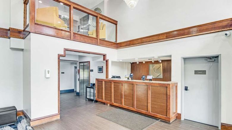 <b>Comfort Suites Lobby</b>. Images powered by <a href="https://iceportal.shijigroup.com/" title="IcePortal" target="_blank">IcePortal</a>.