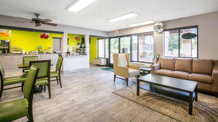 Quality Inn & Suites Metropolis Lobby