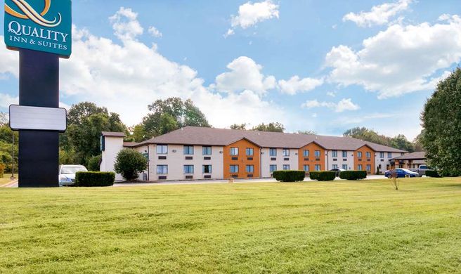 Quality Inn & Suites Metropolis Exterior