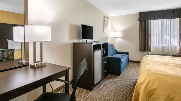 Quality Inn & Suites Metropolis Suite