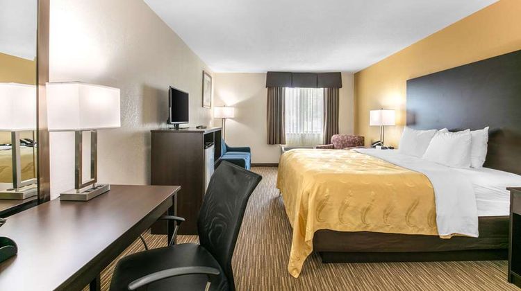 Quality Inn & Suites Metropolis Suite