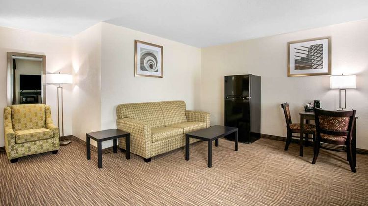 Quality Inn & Suites Metropolis Suite
