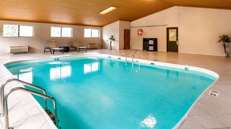 Quality Inn & Suites Metropolis Pool