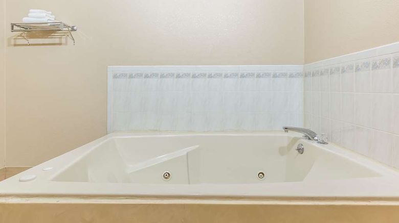 <b>Quality Inn Suite</b>. Images powered by <a href="https://iceportal.shijigroup.com/" title="IcePortal" target="_blank">IcePortal</a>.