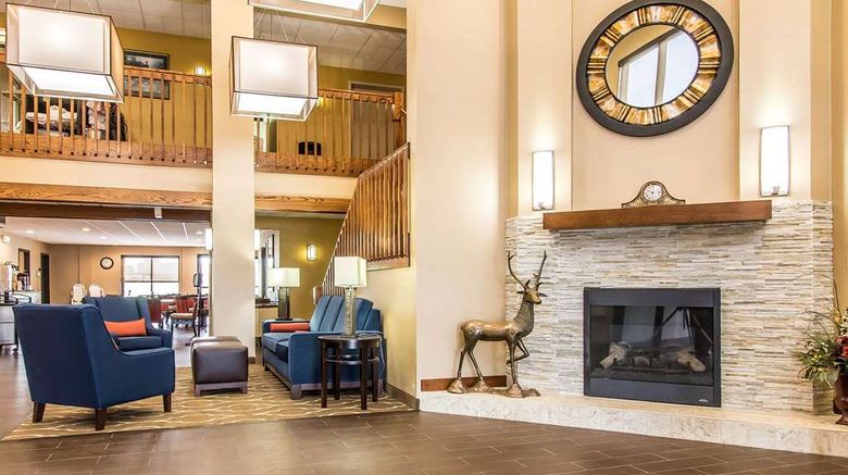 <b>Comfort Suites Effingham Central Lobby</b>. Images powered by <a href="https://iceportal.shijigroup.com/" title="IcePortal" target="_blank">IcePortal</a>.